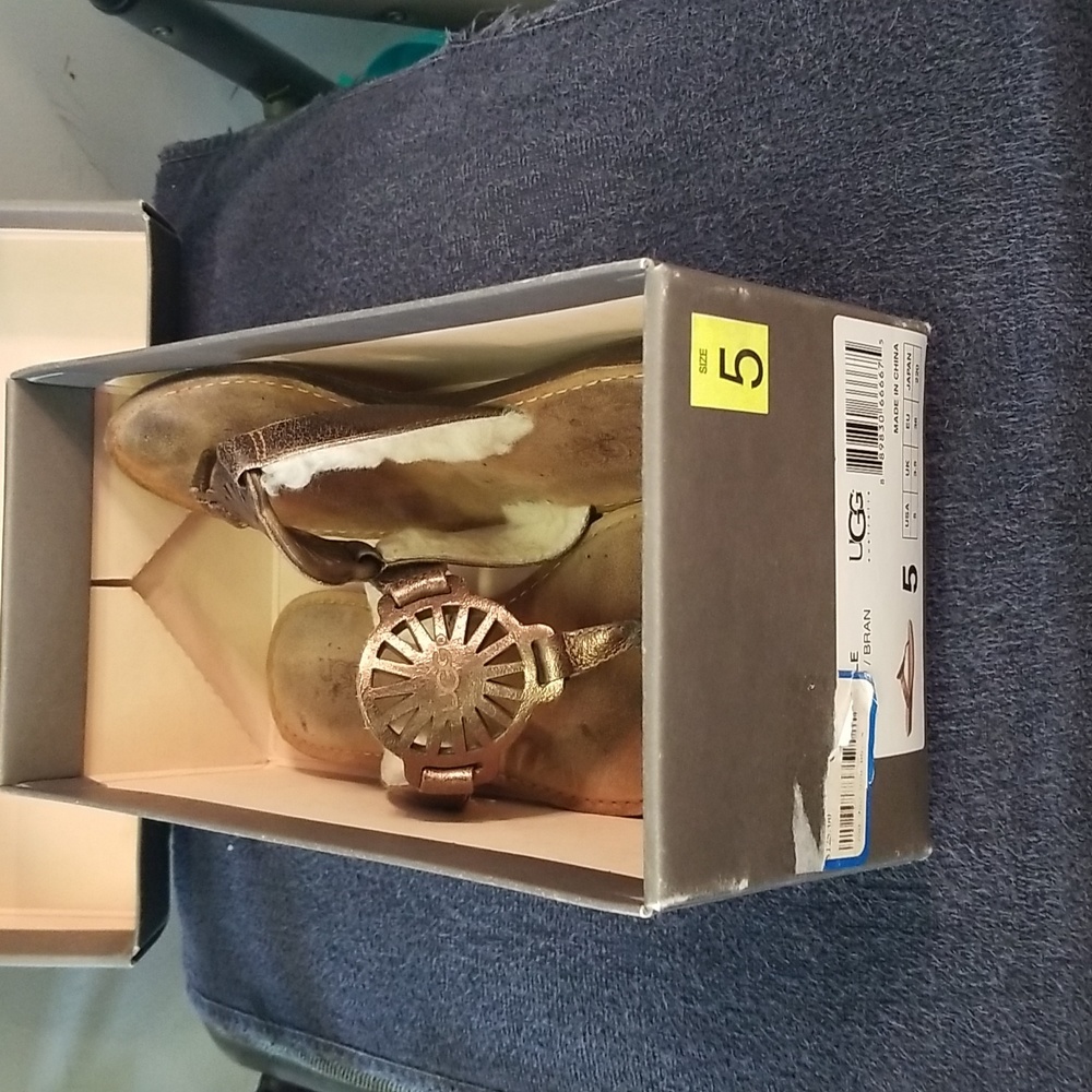 UGG Brand Womens Sandals Flip Flops ~ Size 5 ~ Gently worn